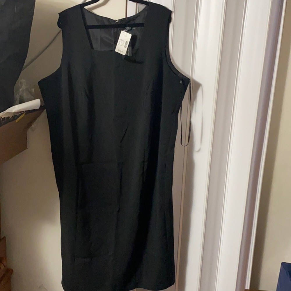 Plus size sleeveless black dress
